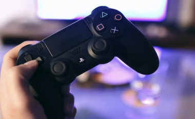 “Nuk më kushtoi vëmendje”, 22-vjeçarja dhunon të dashurin sepse po luante playstation