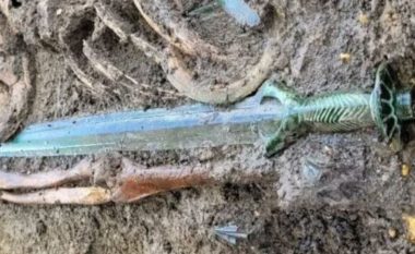Arkeologët gjejnë shpatën 3000-vjeçare (FOTO)