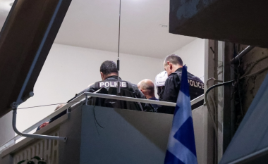 Burri masakron me thikë partneren në Greqi, 34-vjeçaren e shpëton nga duart e partnerit vjehrri