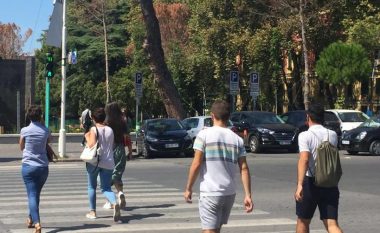 Pse të rinjtë shqiptarë jetojnë me prindërit? Dy arsyet sipas psikologëve