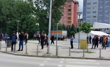“Në mbështetje të Policisë së Kosovës”, shqiptarët protestë në Mitrovicën e Jugut