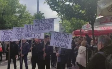 “Nuk do të na dëboni nga shtëpitë tona”, protestuesit serbë nxjerrin pankartat në Zveçan