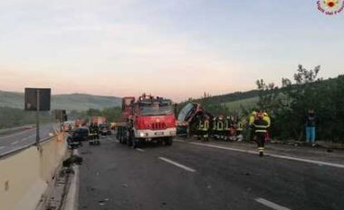 Aksident “zinxhir” në Itali, autobusi plot me pasagjerë përfundon në greminë, 1 i vrarë dhe 14 të lënduar