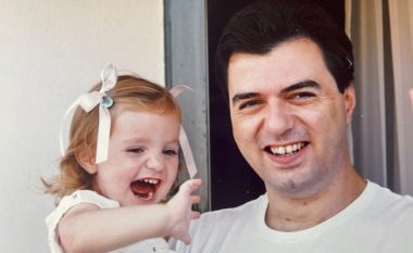 “Me gocën e babit”, Lulzim Basha poston foton e vjetër me të bijën: Gëzuar ditën e fëmijëve