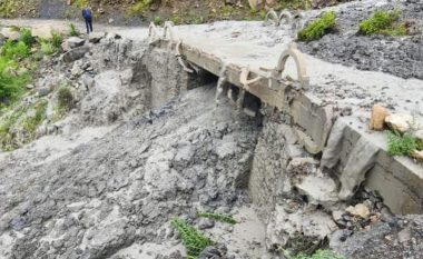 Moti i keq, rrëshqitje dherash në Korçë, rrezikohet ura