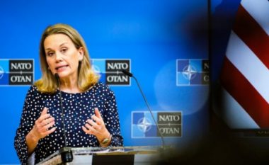 Tensionet në veri, ambasadorja e SHBA në NATO: Kosova dhe Serbia të rinisin menjëherë dialogun