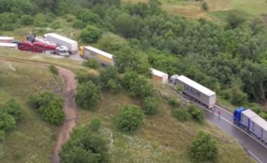 Shtrëngimi i msave në kufi, dhjetëra kamionë në radhë për të kaluar nga Serbia në Kosovë (VIDEO)