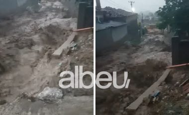 “Tërbohet” moti, përrenjtë vërshojnë në rrugë dhe marrin çfarë u del para, disa fshtara në Korçë nën “pushtetin” e ujit