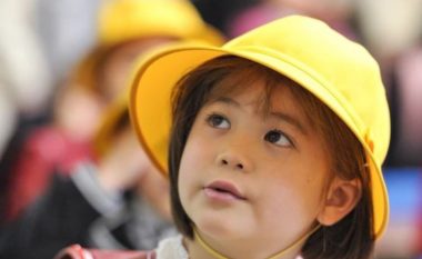 Kjo është arsyeja se pse fëmijët e vegjël në Japoni vendosin kapele të verdha në kokë kur dalin jashtë