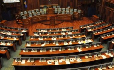 “Phuuu lopë”, plas në Kuvendin e Kosovës, zv.ministri i financave ofendon deputeten