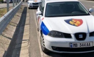 Aksident i frikshëm në rrugën e Arbrit, makina përfundon në greminë, plagosen dy turistë francezë