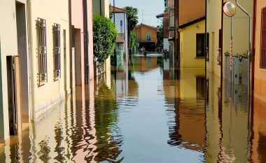 Italia nën pushtetin e shiut, paralajmëron meteorologu: Tokat nuk thithin më ujë, do të ndodhin përmbytje