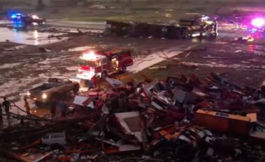 Tornado merr para qytetin e vogël amerikan, 4 të vrarë dhe disa të plagosur (VIDEO)