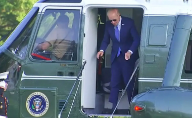 Nuk kanë fund incidentet për Joe Biden, pak ditë pasi u rrëzua, presidenti përplas koken në helikopter (VIDEO)