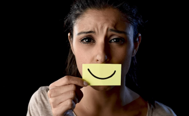 Depresioni i buzëqeshur: Çfarë fshihet pas një fytyre të lumtur?