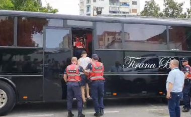 Pamje nga aksioni policor ndaj bandave të Elbasanit, 45 të arrestuarit nisen me autobus drejt Tiranës, disa prej tyre me pizhame