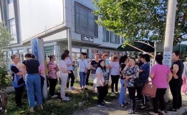 Dy muaj pa marrë rrogën, punonjëset në Fier sërish në protestë: Duam djersën tonë