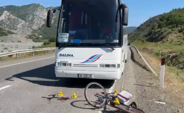 Aksident në Rrugën e Kombit, autobusi përplas për vdekje një person me biçikletë