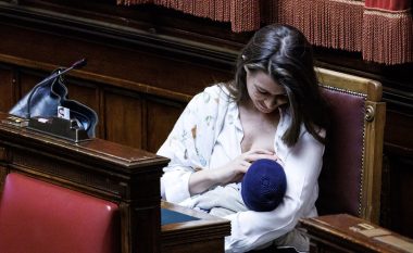 Për herë të parë në histori, deputetja ushqen me gji fëmijën e saj në Parlament (VIDEO)