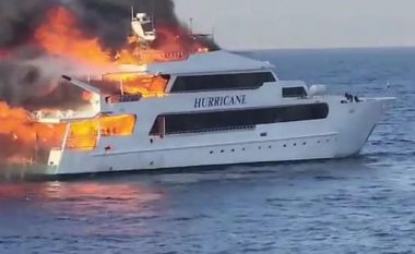 Shpërthen në flakë jahti me 27 turistë në bord, zhduken 3 prej tyre (VIDEO)