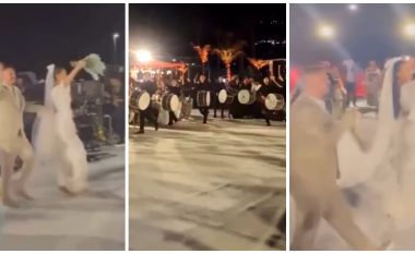 Me tupana siç e do tradita, hyrja spektakolare e Kleas dhe Elgitit në dasmën e tyre (VIDEO)