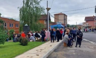 VIDEO/ ​Protestuesit tentojnë të hyjnë me dhunë në komunën e Leposaviqit, ndërhyn KFOR