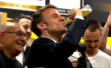 Macron nuk përmbahet, presidenti francez pi birrën “me një frymë” (VIDEO)