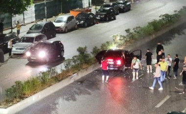 Aksident i rëndë në Tiranë, makinat bëhen copash, lëndohet shoferi i Benz-it