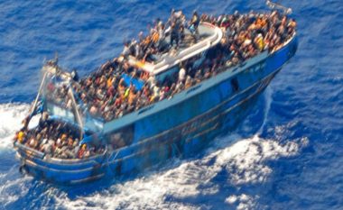 Tragjedia me mbytjen e anijes plot me emigrantë në Greqi, rritet bilanci i viktimave