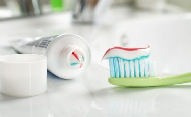 Lagni furçën me ujë kur vendosni pastën e dhëmbëve? Filloni të ndryshoni zakon
