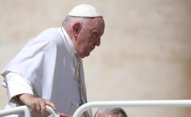 Iu nënshtrua operacionit, Papa Françesku në gjendje të mirë, mjeku: Është vigjilent dhe bën shaka