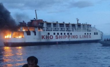 VIDEO/ Zjarr i madh në një anije në Filipine