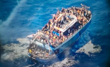 Albeu: Shumë pranë vendit ku ndodhi tragjedia me dhjetëra të vdekur, një tjetër varkë me emigrantë shihet në Pylos