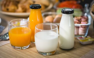 Qumësht apo lëng portokalli, ja çfarë duhet të konsumoni në mëngjes