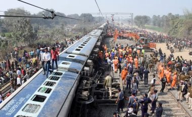 Shkon në 280 numri i viktimave nga përplasja e trenave në Indi