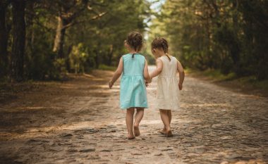 Shkenca i vë vulën: Ata që rriten me një motër bëhen njerëz më të mirë