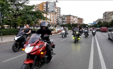 FOTO LAJM/ Spektakël në Shkodër, 100 motoristë “pushtojnë” qytetin