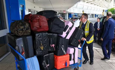Me 14 valixhe në udhëtim, këngëtarja e njohur shqiptare bën lëmsh aeroportin