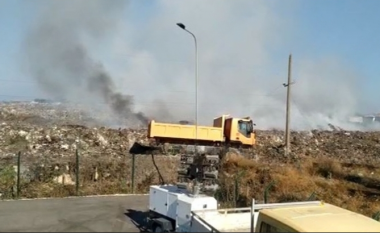 Tymi mbulon Vlorën, vijon zjarri në fushën e mbetjeve