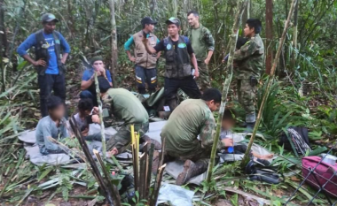VIDEO/ 40 ditë të humbur në xhungël, pamje prekëse nga shpëtimi i katër të miturve që i mbijetuan rrëzimit të avionit në Kolumbi