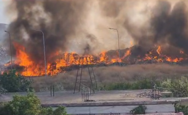 Zjarr masiv në landfillin e mbeturinave në Vlorë, flakët përhapen në gjithë zonën