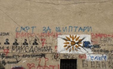 “Vdekje për shqiptarët”, parrullat në muret e Gostivarit trembin qytetarët, rasti denoncohet në polici