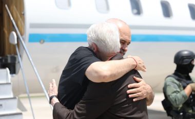 “Nuk doja të ikja sot”, Rama përcjell me përqafime në aeroport Bill Clintonin