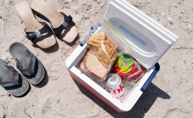 Ushqimet që duhet të shmangni në plazh