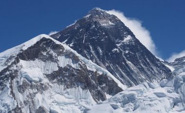 Rrëzohet helikopteri me turistë në malin e Everestit, 5 të vdekur