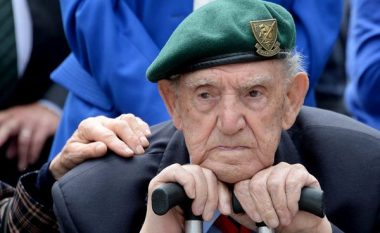 Vdes në moshën 100-vjeçare komandoja i fundit i mbijetuar i Normandisë D-Day