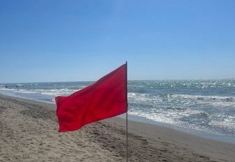 Babai u mbyt me djemtë e mitur, flamujt e kuq vendosen pas tragjedisë në plazhin e Kavajës