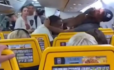 “Do ulem unë afër dritares”, plas sherri në avion mes pasagjerëve (VIDEO)