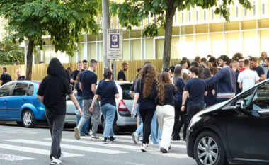 Të rinjtë flasin keq shqipen, ekspertët: Shkak gjuhët e huaja dhe rrjetet sociale