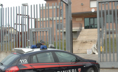 Grabitën dhe rrahën sipërmarrësin, arrestohet një nga anëtarët e bandës shqiptare në Itali